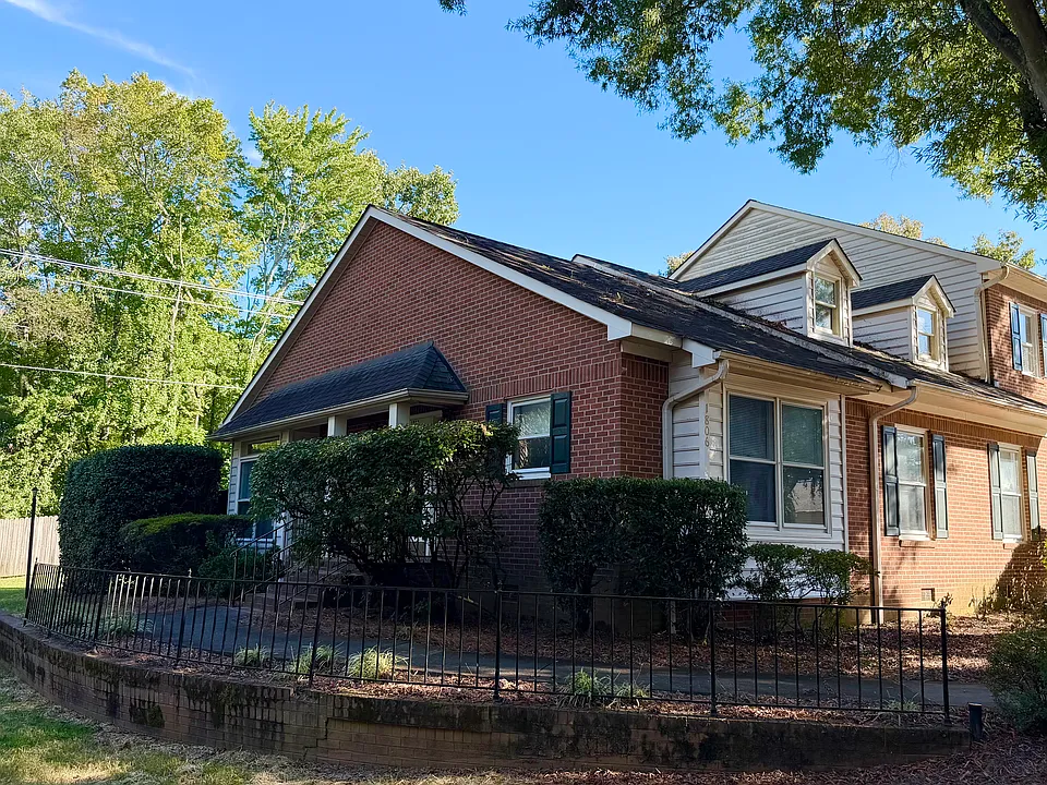 1806 Oakcrest Ct