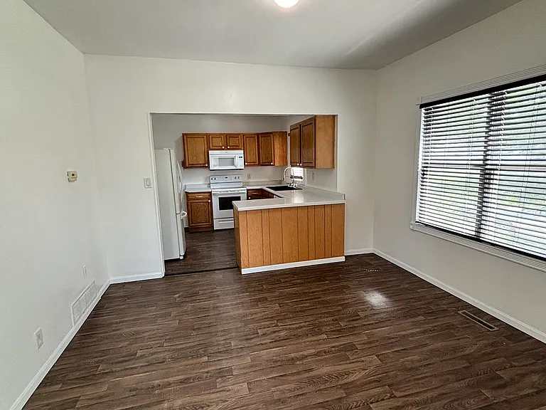 1514 W 4th St — Photo 5