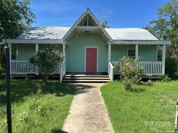 501 E DANIEL ST, Uvalde, TX 78801