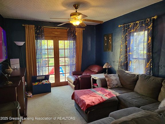 5th image of 114 E Oak St