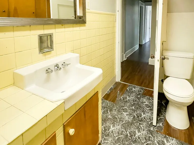 Preleasing For August! Close To Campus — Photo 8