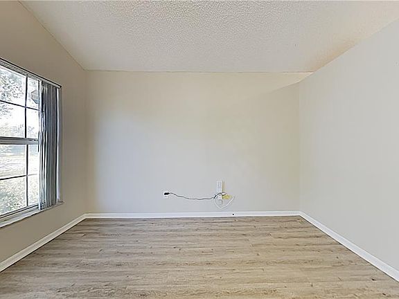 4th image of 1217 Brookebridge Dr