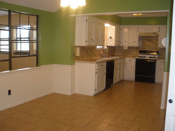 3rd image of 213 Silverbell Cir