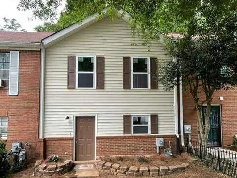 5004 Pat Mell Pl SE — Photo 1