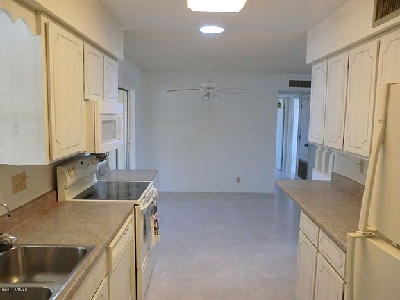 3rd image of 852 S Rosemont