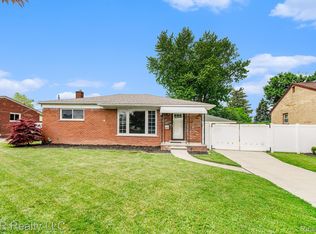2890 Maxwell St, Trenton, MI 48183