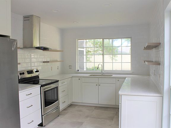 3rd image of 3000 La Reserve Dr