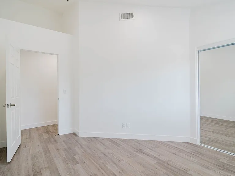 18347 Saticoy St #26 — Photo 14