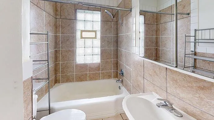 411 W Bowen Ave — Photo 3
