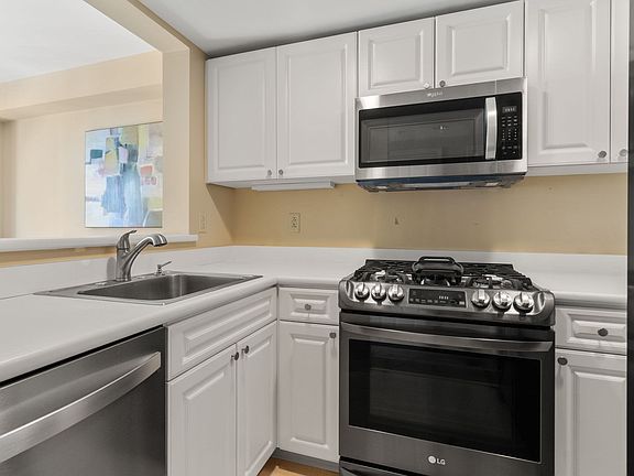 2nd image of 1 Nassau St Unit 1002