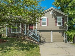 7232 N Hickory St, Kansas City, MO 64118