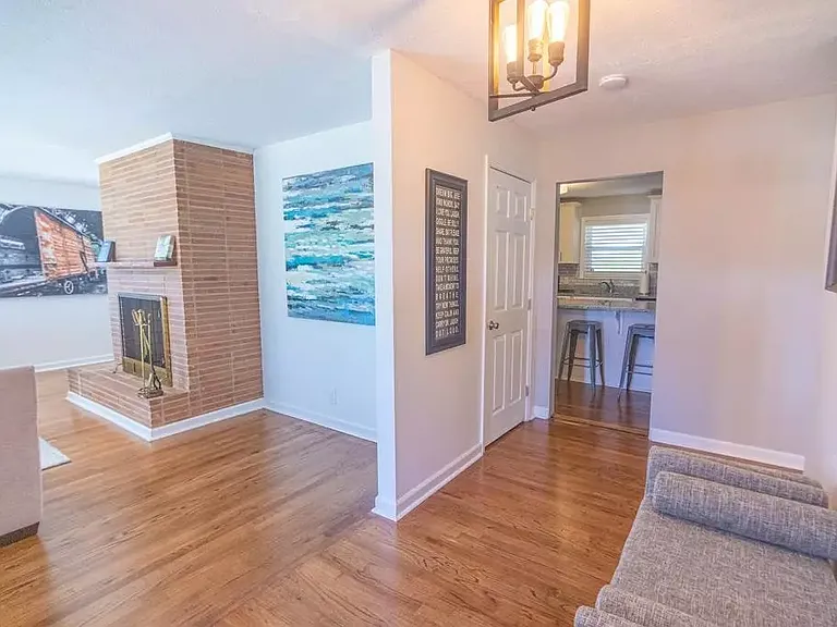 614 Camellia St NE — Photo 6
