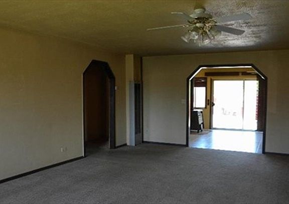 2nd image of 4889 Crane St