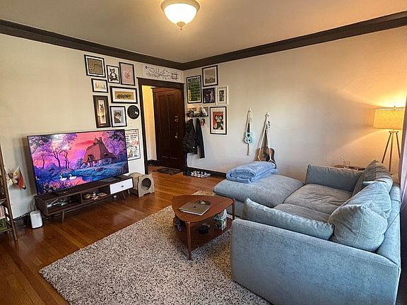 2nd image of 1929 W Larchmont Ave #1