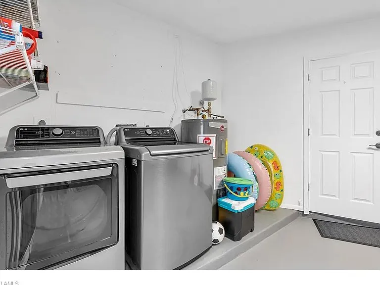 250 Willowick Dr — Photo 15