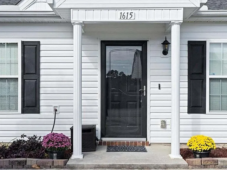 1615 Emma St — Photo 4