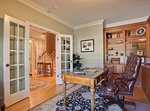 5th image of 1919 Lynn Cir