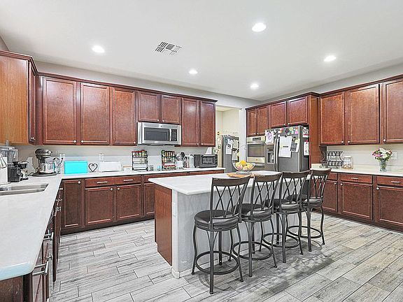 4th image of 833 W Desert Hollow Dr