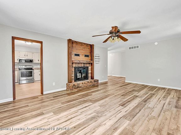 3rd image of 1225 Sandhill Dr