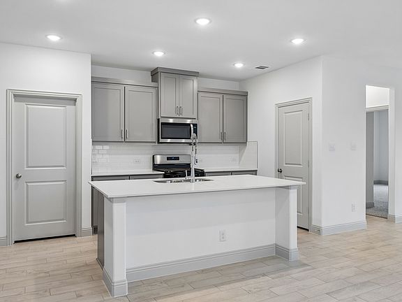 4th image of 3117 Lucia Way