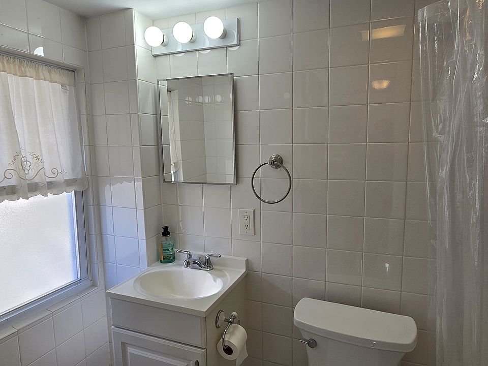 First floor full Bathroom
