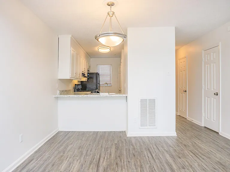 Belmont Heights Apartments & Townhomes — Photo 21