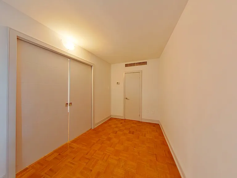 50 Alexander St — Photo 32