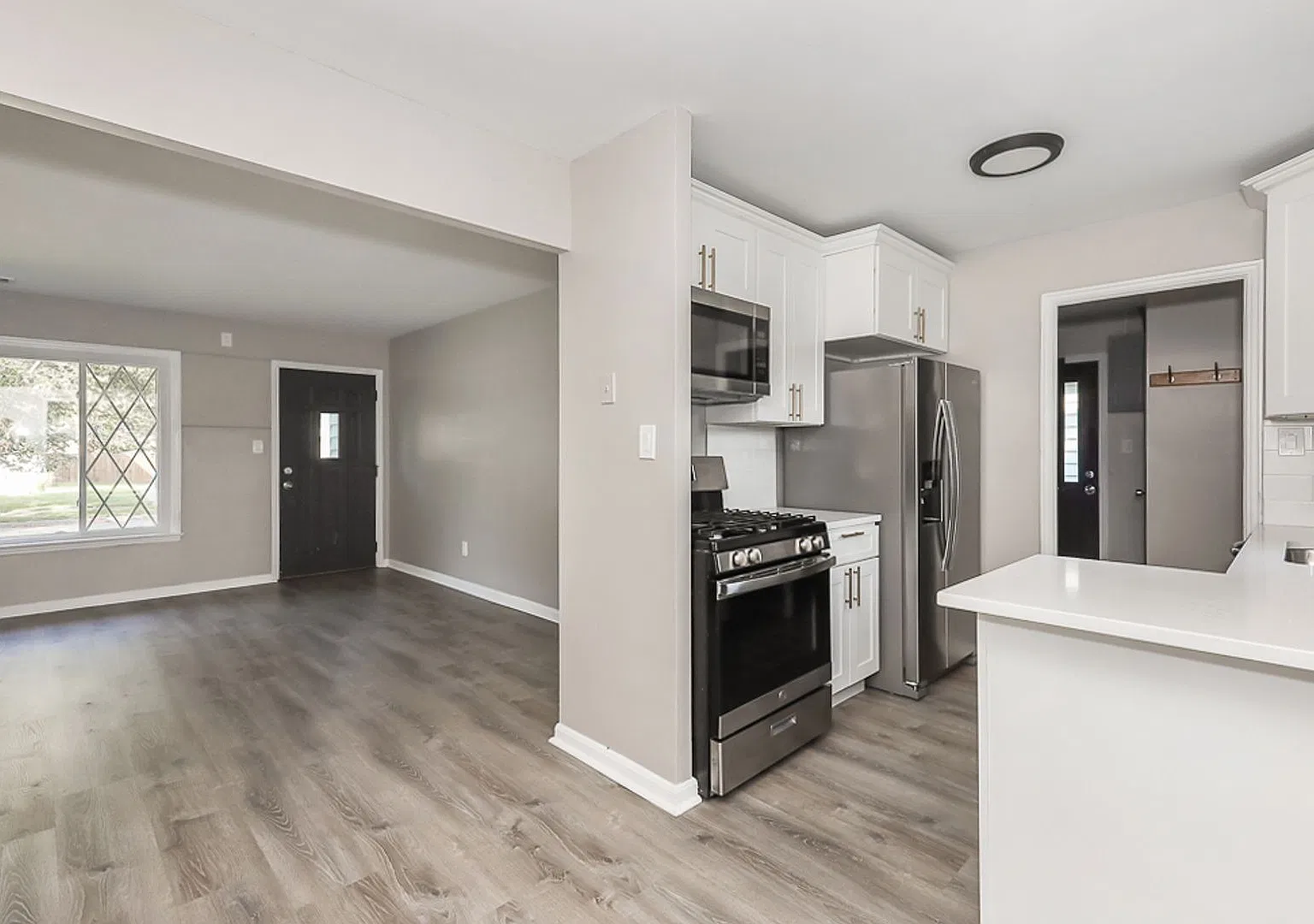 2 Bed/1.5 Bath Ranch Parma Hts! — Photo 3