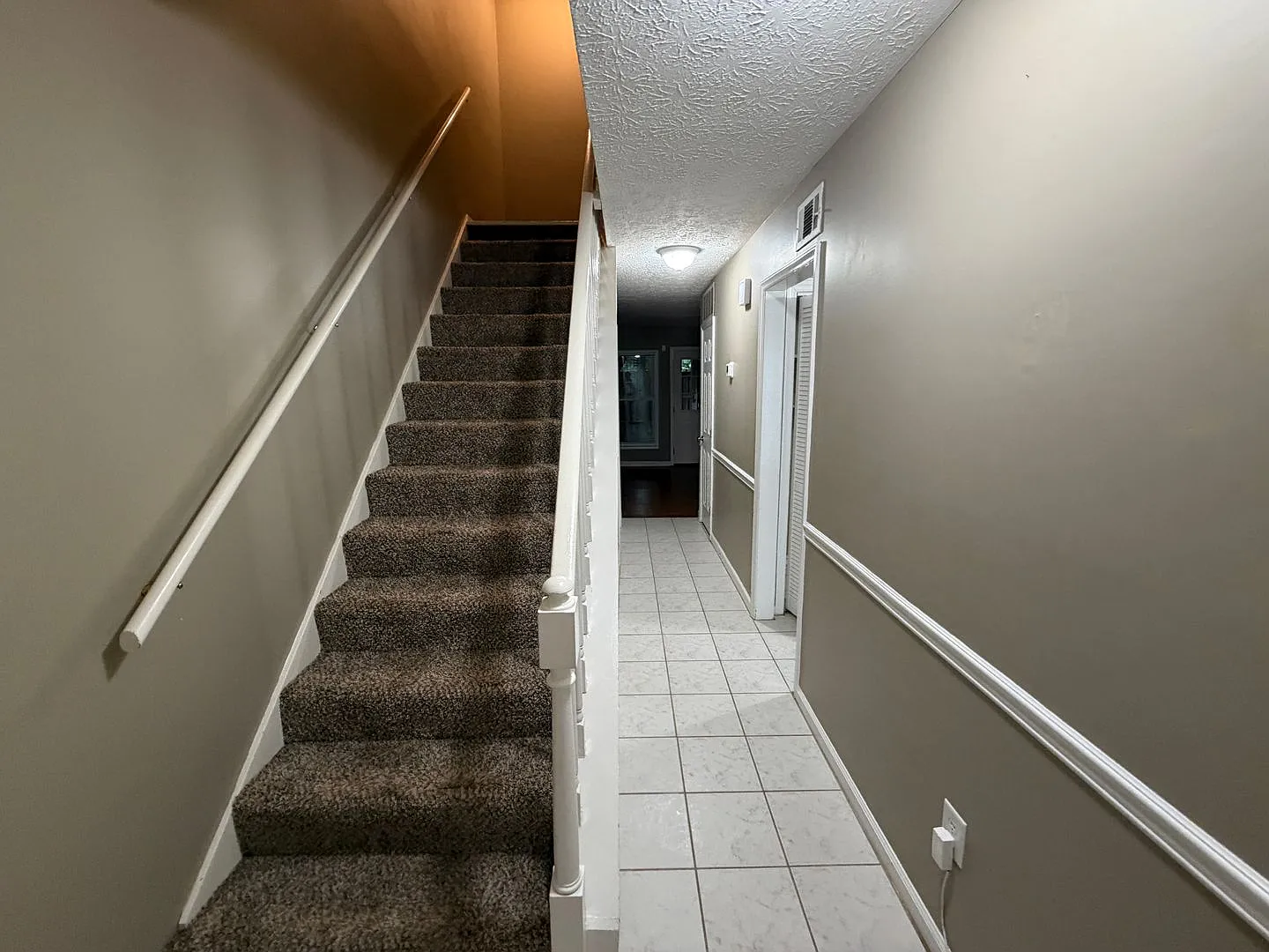 Spacious 3 Bedroom 2.5 Bath Townhome with Community Pool!! — Photo 2