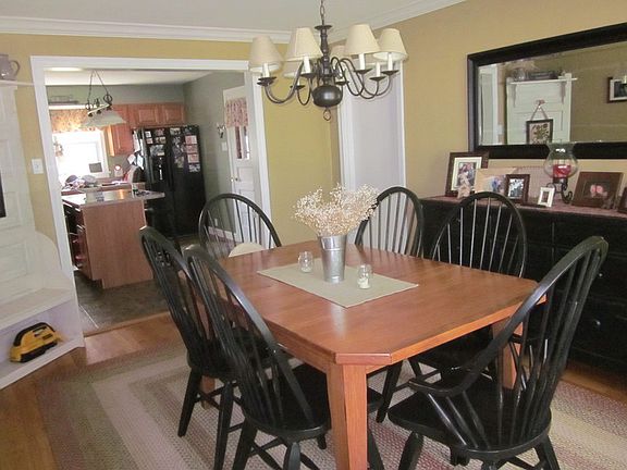 Dining room
						:
						Perfect size dining room. Room can easily seat 10-12 people.