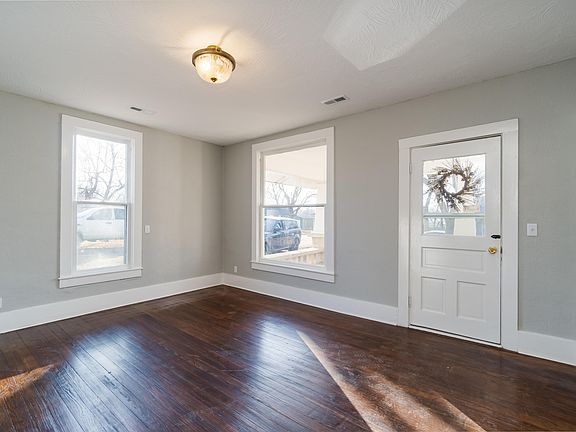 5th image of 306 N Chandler Ave