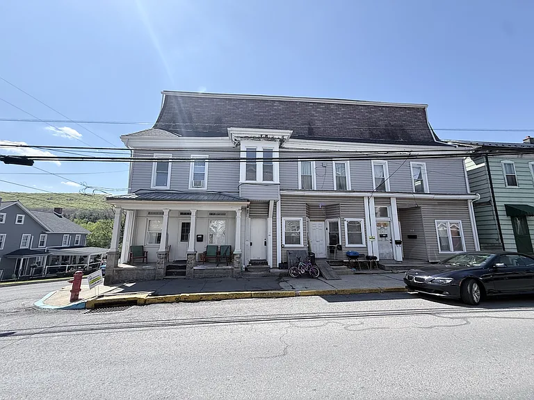 152 E Market St #B — Photo 1