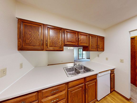 4th image of 3900-3951 Doral Dr #3912