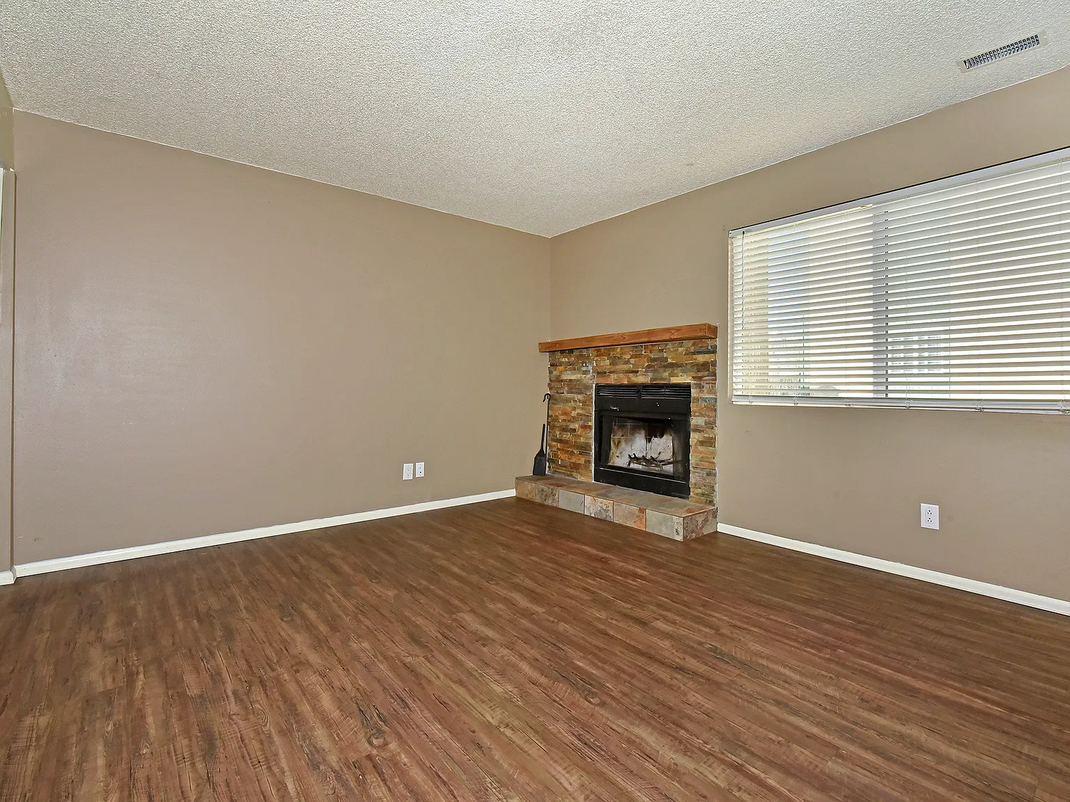 2 bed, 1.5 bath, 1152 sqft, $1,495 — Photo 3