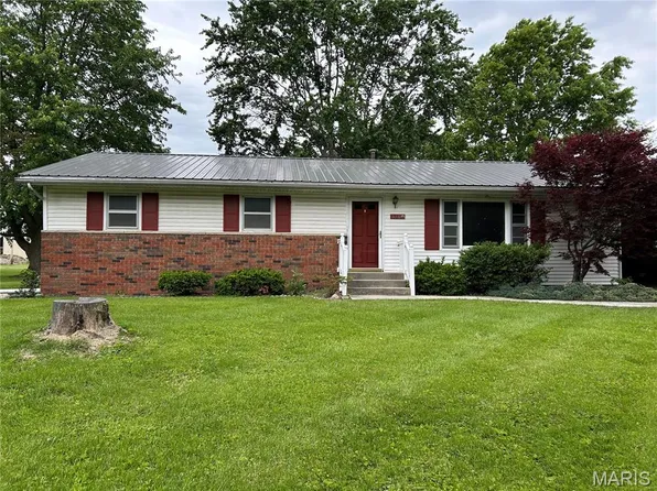 316 Loomis Ln, Carlinville, IL 62626
