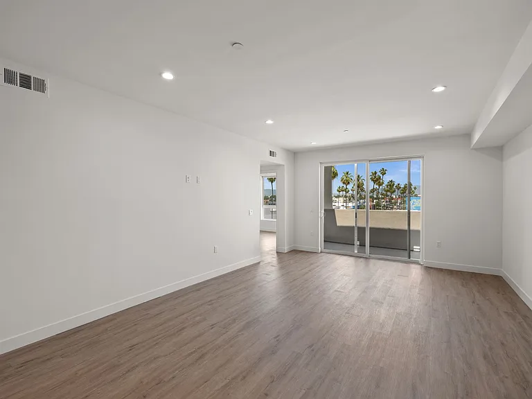 The Palms at Kittridge — Photo 16