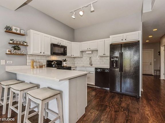 3rd image of 3630 N Harlem Ave APT 201