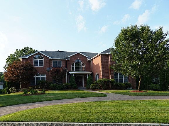 3rd image of 5 Crestwood Ln