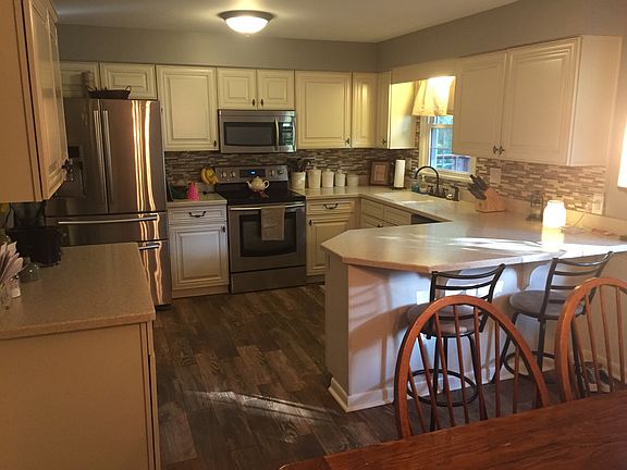 Kitchen w/ breakfast bar