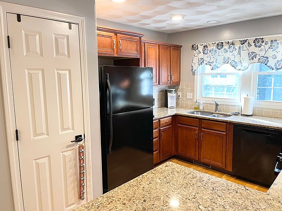 4th image of 881 Greenwich Ave #2