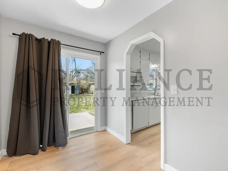 2239 S Millwood Ave — Photo 11