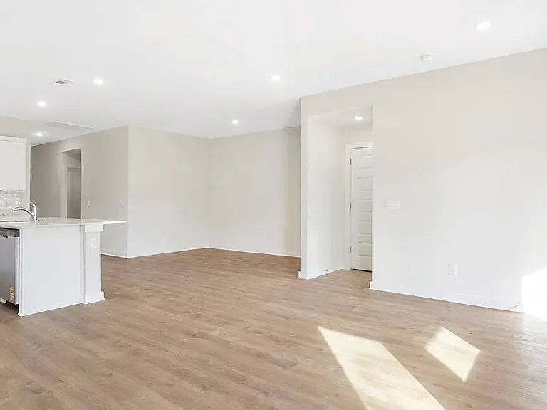 4565 W Triangle St — Photo 5
