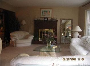 16 Capri Ct, Dix Hills, NY 11746