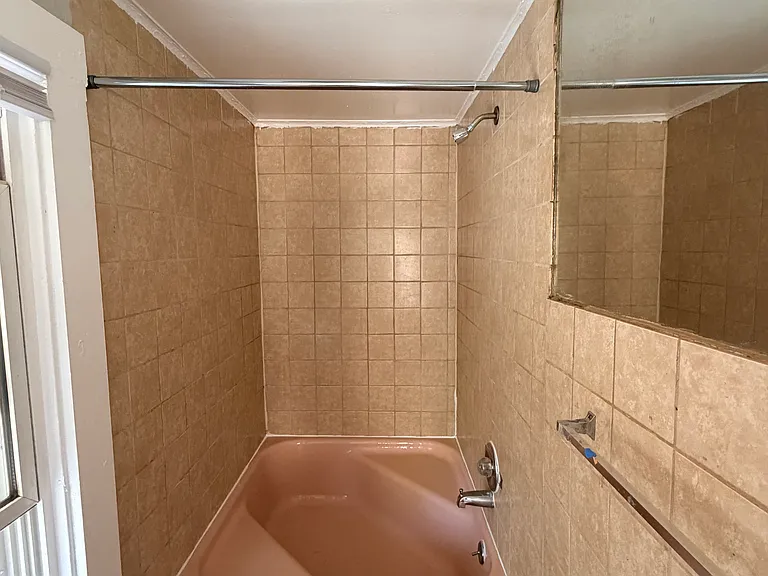 202 Hallock Ave — Photo 12