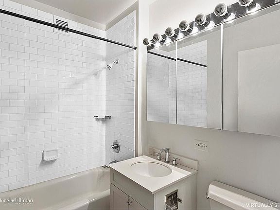 4th image of 99 John St APT 2511