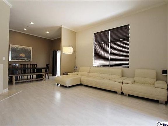 4th image of 2256 Montrose Ave Unit 4