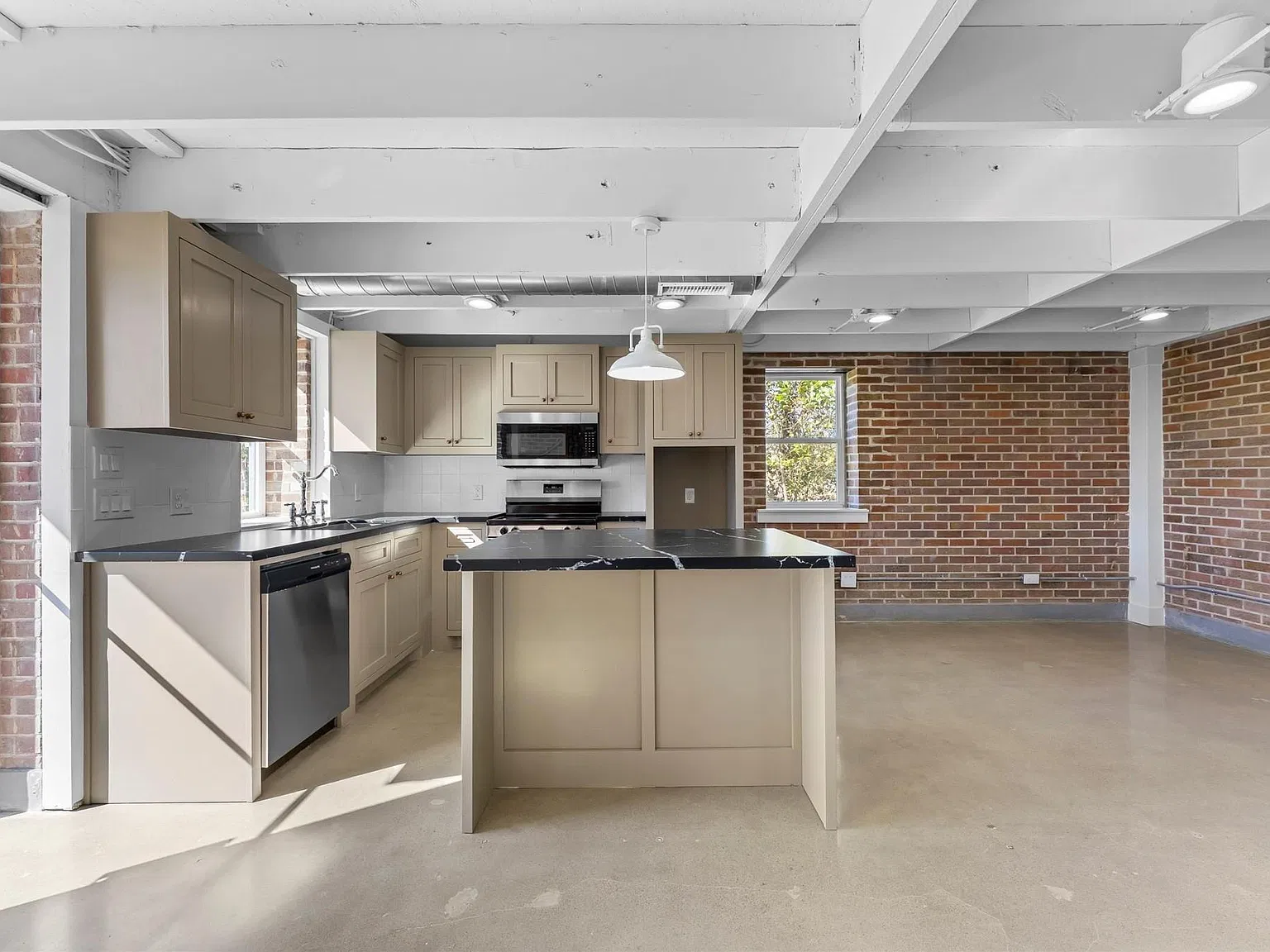 2 bed, 1.5 bath, 968 sqft, $1,350 — Photo 3