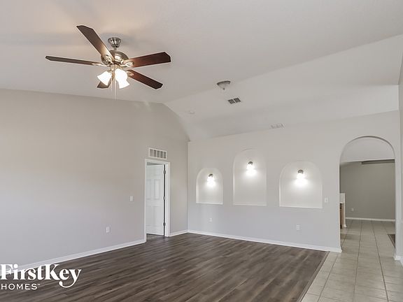 4th image of 807 Deer Glen Ct