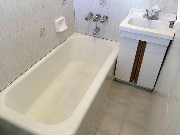 5th image of 3016 42nd St #2L