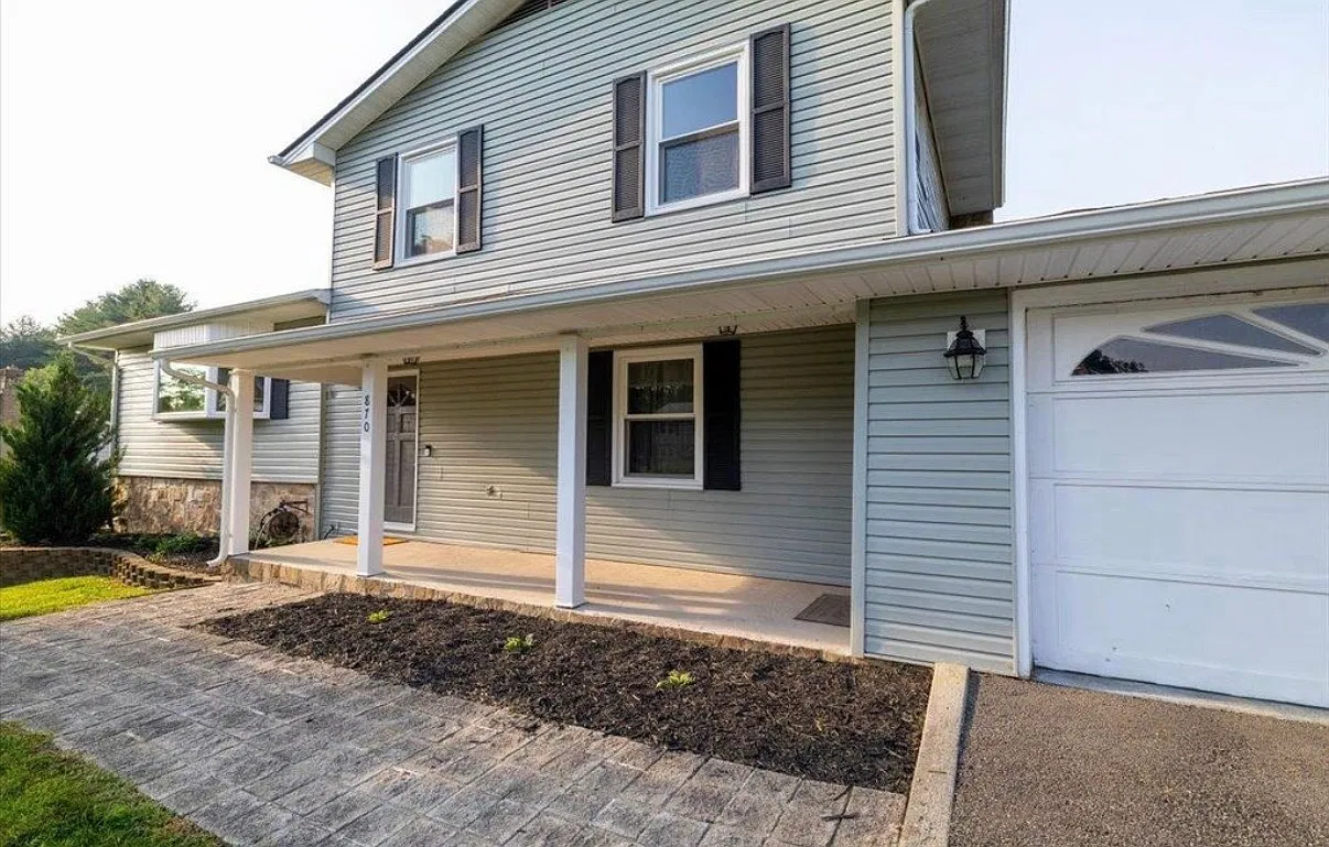 4 bed, 1800 sqft, $3,200 — Photo 2
